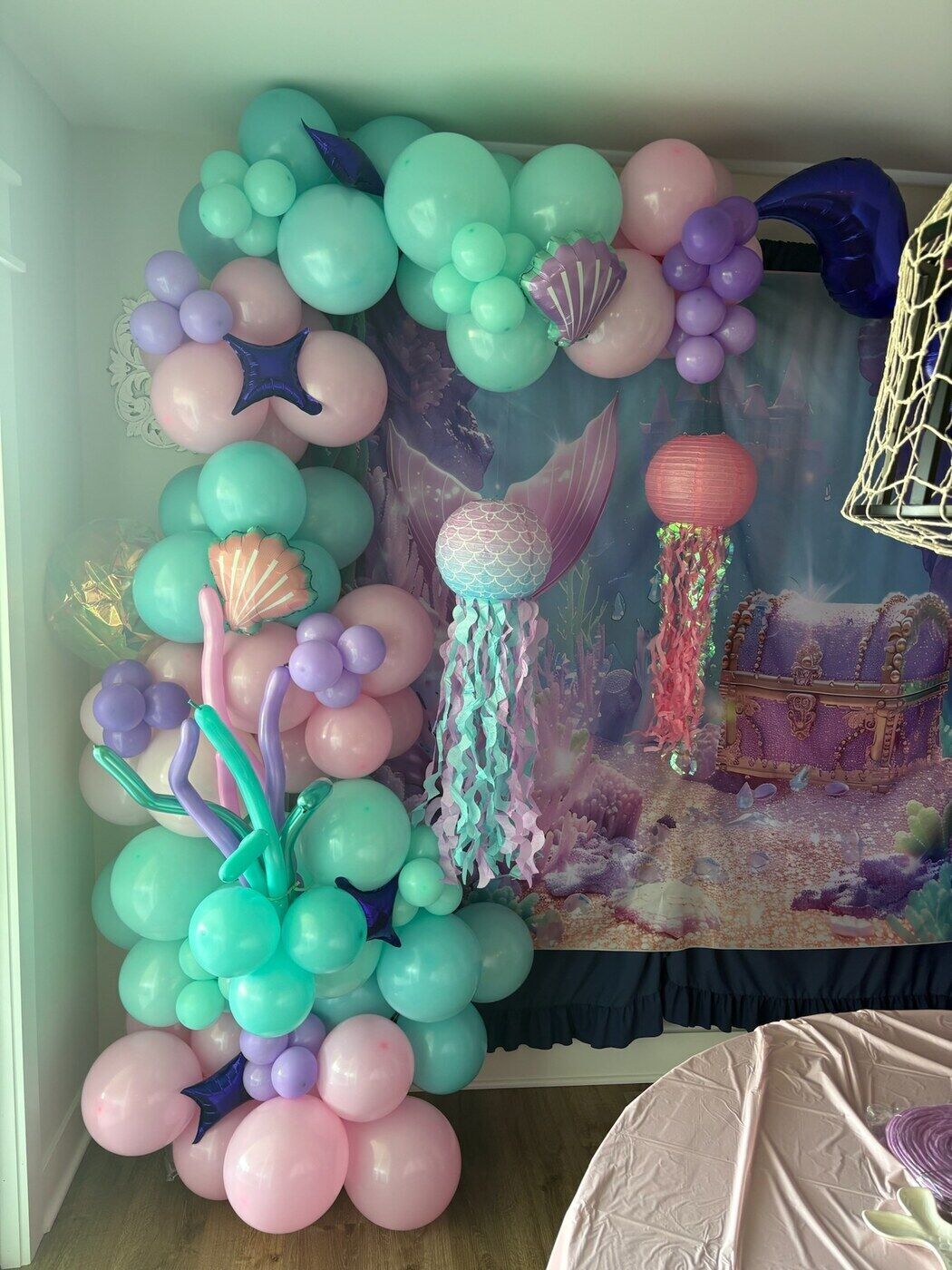 Under the sea balloon backdrop with jellyfish and shells